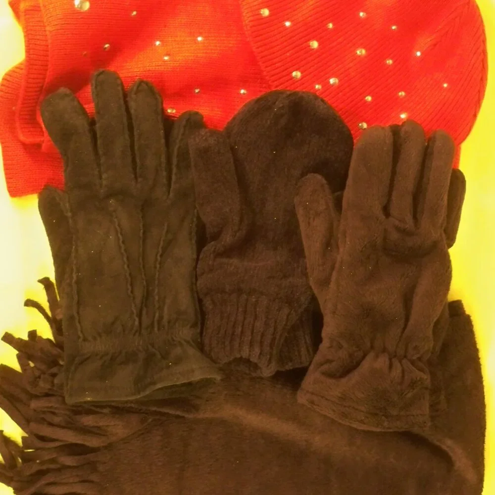 Assorted *Gloves, Mittens, Scarfs, Toboggan/Hat